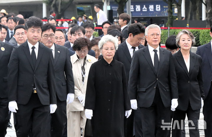 [김해=뉴시스] 차용현 기자 = 고 노무현 전 대통령 추도식이 열린 23일 오후 경남 김해시 봉하마을 노 전 대통령 묘역에서 (왼쪽부터)노 전 대통령 아들 노건호씨, 권양숙 여사, 문재인 전 대통령, 김정숙 여사가 참배하기 위해 이동하고 있다. 2025.05.23.(공동취재) photo@newsis.com