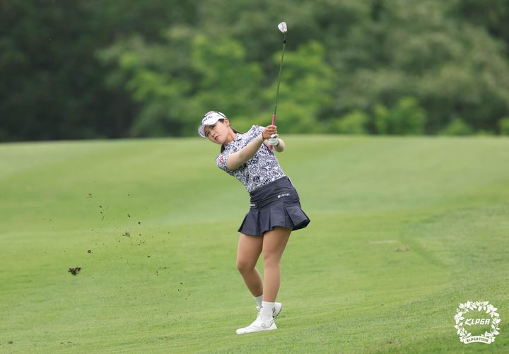 [서울=뉴시스] 23일 경기 여주 페럼클럽에서 열린 제13회 E1채리티 오픈 1라운드 7번홀에서 박현경이 아이언샷을 하고 있다. (사진=KLPGA 제공) 2025.05.23. photo@newsis.com *재판매 및 DB 금지