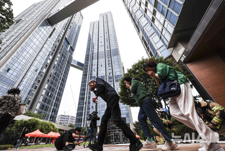 [서울=뉴시스] 김근수 기자 = 지난 5월 23일 서울 용산구 래미안 첼리투스에서 고층빌딩 재난대응 안전한국훈련이 진행되고 있다. 2025.05.23. ks@newsis.com