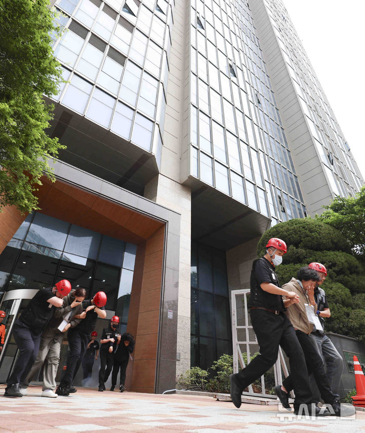 [서울=뉴시스] 김근수 기자 = 23일 서울 용산구 래미안 첼리투스에서 진행된 고층빌딩 재난대응 안전한국훈련에서 소방대원들이 화재상황을 가장한 훈련을 하고 있다. 2025.05.23. ks@newsis.com