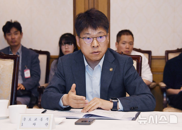 [서울=뉴시스] 진현환 국토교통부 1차관이 지난달 23일 오후 서울 종로구 정부서울청사에서 열린 '제16차 부동산 시장 및 공급상황 점검 전담반 회의'를 주재, 모두발언을 하는 모습. (사진=기획재정부 제공). 2025.06.12. photo@newsis.com