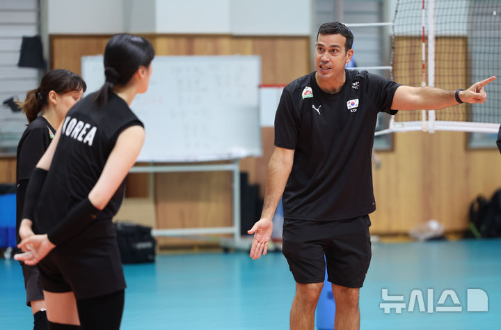 [진천=뉴시스] 황준선 기자 = 페르난도 모랄레스 대한민국 여자 배구 국가대표팀 감독이 지난 5월23일 오후 충북 진천군 진천국가대표선수촌에서 열린 대한민국 배구 국가대표팀 훈련을 지도하고 있다. 2025.05.23. hwang@newsis.com