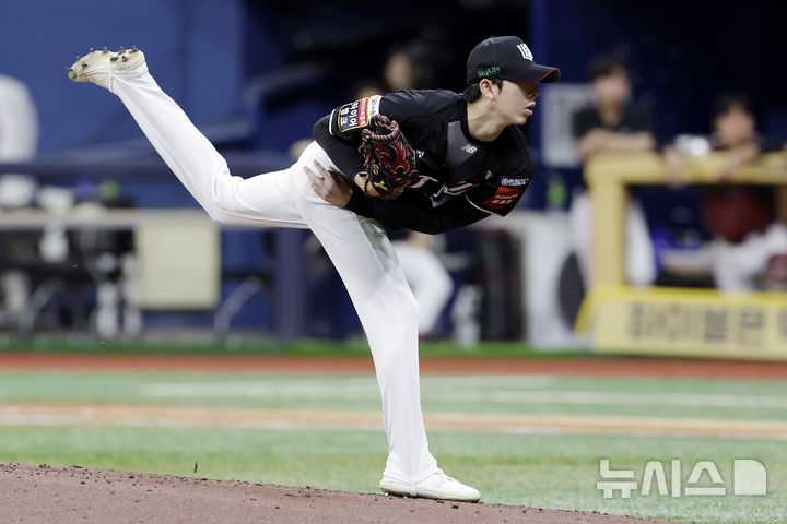 [서울=뉴시스] 최동준 기자 = 5월23일 서울 구로구 고척스카이돔에서 열린 2025 KBO리그 kt 위즈와 키움 히어로즈의 경기, kt 선발 오원석이 역투하고 있다. 2025.05.23. photocdj@newsis.com