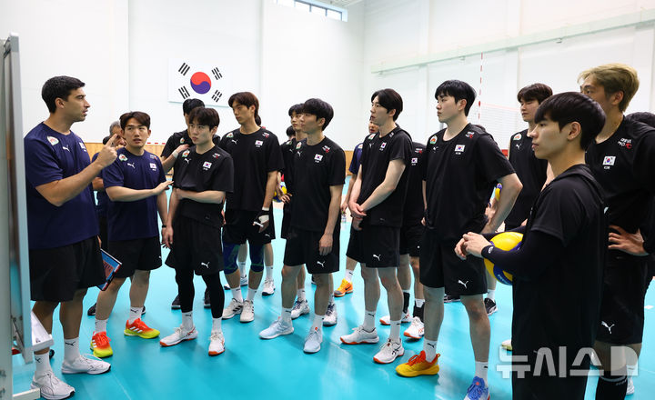 [진천=뉴시스] 황준선 기자 = 대한민국 배구 남자 국가대표팀 선수들이 23일 오후 충북 진천군 진천국가대표선수촌에서 열린 공개 훈련에서 이사나예 라미레스 감독에게 훈련 내용을 전달받고 있다. 2025.05.23. hwang@newsis.com