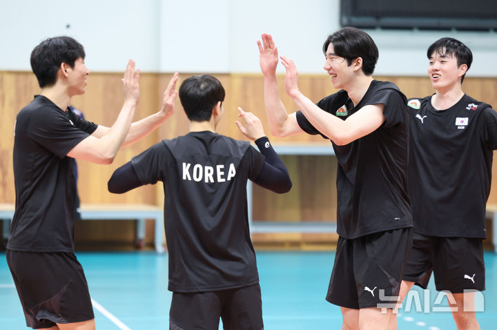 [진천=뉴시스] 황준선 기자 = 대한민국 배구 남자 국가대표팀 허수봉을 비롯한 선수들이 23일 오후 충북 진천군 진천국가대표선수촌에서 열린 공개 훈련에서 득점한 뒤 기뻐하고 있다. 2025.05.23. hwang@newsis.com
