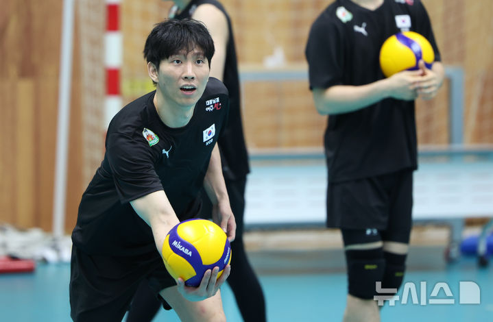 [진천=뉴시스] 황준선 기자 = 대한민국 배구 남자 국가대표팀 황택의가 23일 오후 충북 진천군 진천국가대표선수촌에서 훈련을 하고 있다. 2025.05.23. hwang@newsis.com