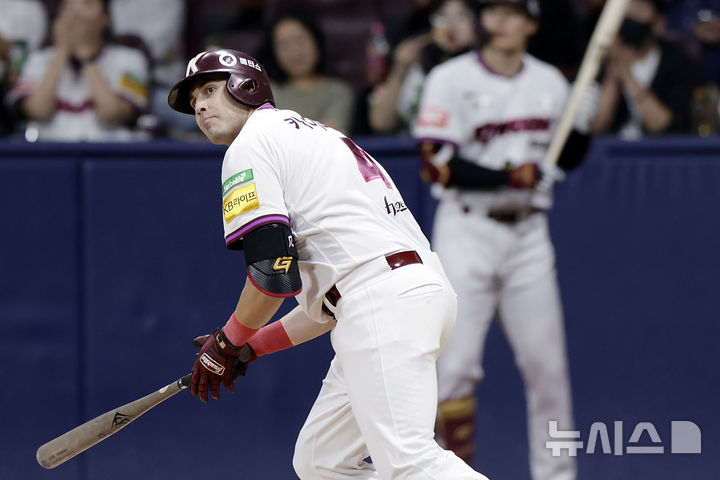 [서울=뉴시스] 최동준 기자 = 23일 서울 구로구 고척스카이돔에서 열린 2025 KBO리그 kt 위즈와 키움 히어로즈의 경기, 4회말 무사 1루 상황 키움 카디네스가 2점 홈런을 치고 있다. 2025.05.23. photocdj@newsis.com