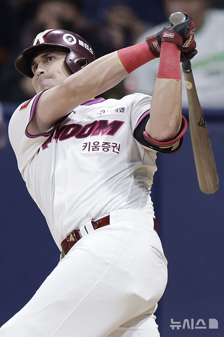 [서울=뉴시스] 최동준 기자 = 23일 서울 구로구 고척스카이돔에서 열린 2025 KBO리그 kt 위즈와 키움 히어로즈의 경기, 4회말 무사 1루 상황 키움 카디네스가 2점 홈런을 치고 있다. 2025.05.23. photocdj@newsis.com