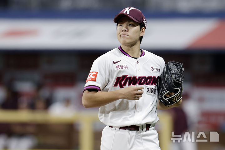 [서울=뉴시스] 최동준 기자 = 23일 서울 구로구 고척스카이돔에서 열린 2025 KBO리그 kt 위즈와 키움 히어로즈의 경기, 5회초 1사 3루 상황 키움 선발 김윤하가 kt 황재균에게 1타점 적시타를 허용한 뒤 아쉬워하고 있다. 2025.05.23. photocdj@newsis.com