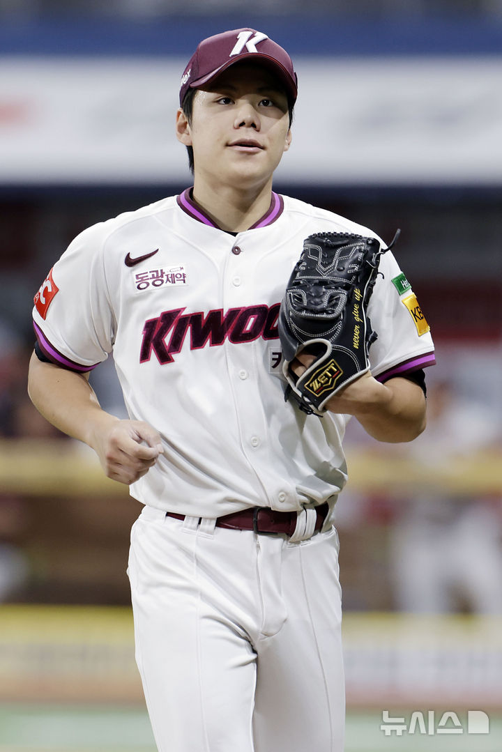 [서울=뉴시스] 최동준 기자 = 23일 서울 구로구 고척스카이돔에서 열린 2025 KBO리그 kt 위즈와 키움 히어로즈의 경기, 5회초 1사 3루 상황 키움 선발 김윤하가 kt 황재균에게 1타점 적시타를 허용한 뒤 아쉬워하고 있다. 2025.05.23. photocdj@newsis.com