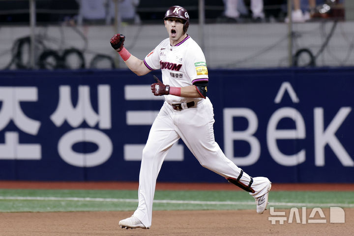 [서울=뉴시스] 최동준 기자 = 지난 23일 서울 구로구 고척스카이돔에서 열린 2025 KBO리그 kt 위즈와 키움 히어로즈의 경기, 4회말 무사 1루 상황 키움 카디네스가 2점 홈런을 친 뒤 기뻐하고 있다. 2025.05.23. photocdj@newsis.com