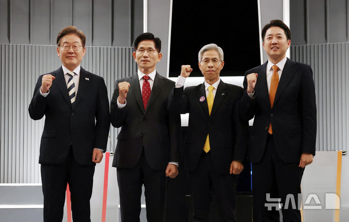 [서울=뉴시스] 국회사진기자단 = 23일 서울 영등포구 KBS본관 스튜디오에서 열린 중앙선거방송토론위원회 주관 제21대 대통령선거 2차 후보자 토론회 시작에 앞서 각 정당 대선후보들이 기념촬영을 하고 있다. 왼쪽부터 이재명 더불어민주당, 김문수 국민의힘, 권영국 민주노동당, 이준석 개혁신당 대선후보. 2025.05.23. photo@newsis.com