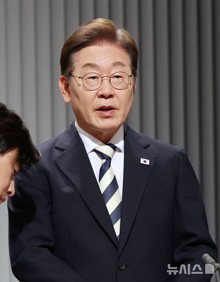 [서울=뉴시스] 국회사진기자단 = 이재명 더불어민주당 대선후보가 23일 서울 영등포구 KBS본관 스튜디오에서 열린 중앙선거방송토론위원회 주관 제21대 대통령선거 2차 후보자 토론회 준비를 하고 있다. 2025.05.23. photo@newsis.com