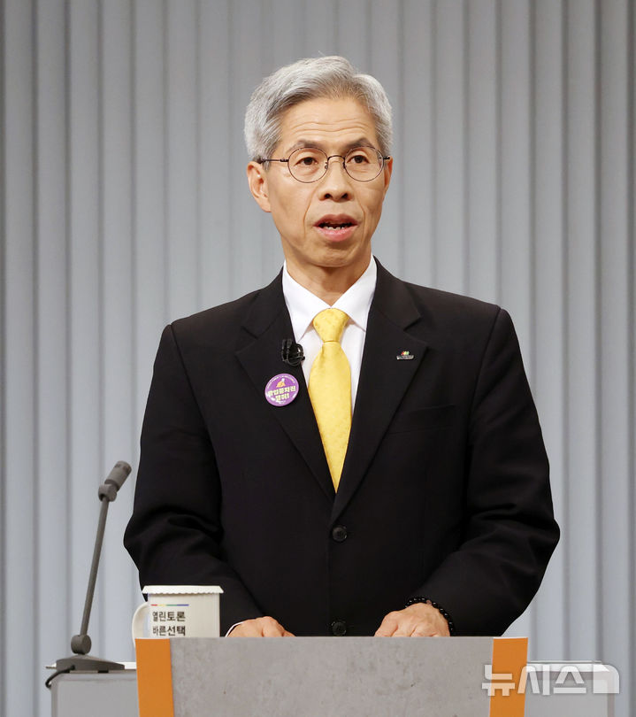 [서울=뉴시스] 국회사진기자단 = 권영국 민주노동당 대선후보가 23일 서울 영등포구 KBS본관 스튜디오에서 열린 중앙선거방송토론위원회 주관 제21대 대통령선거 2차 후보자 토론회 준비를 하고 있다. 2025.05.23. photo@newsis.com