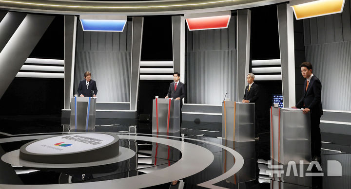 [서울=뉴시스] 국회사진기자단 = 23일 서울 영등포구 KBS본관 스튜디오에서 열린 중앙선거방송토론위원회 주관 제21대 대통령선거 2차 후보자 토론회 시작에 앞서 각 정당 대선후보들이 토론 준비를 하고 있다. 왼쪽부터 이재명 더불어민주당, 김문수 국민의힘, 권영국 민주노동당, 이준석 개혁신당 대선후보. 2025.05.23. photo@newsis.com