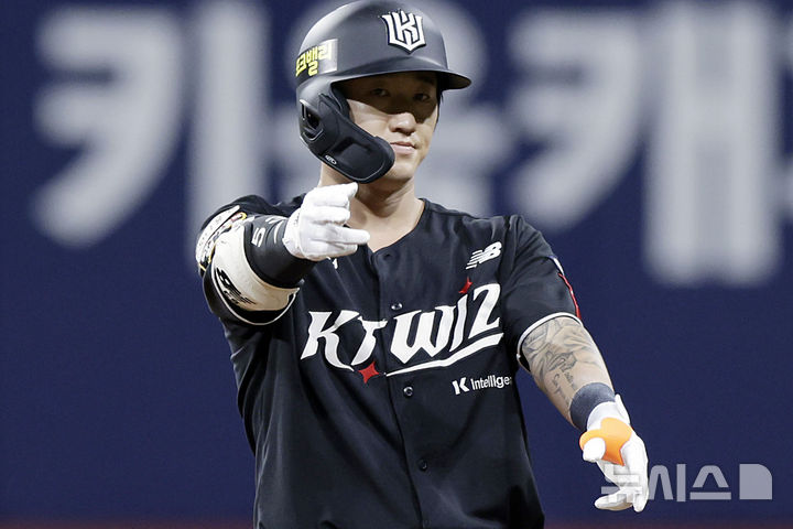 [서울=뉴시스] 최동준 기자 = 23일 서울 구로구 고척스카이돔에서 열린 2025 KBO리그 kt 위즈와 키움 히어로즈의 경기, 6회초 2사 만루 상황 kt 김민혁이 3타점 적시타를 친 뒤 기뻐하고 있다. 2025.05.23. photocdj@newsis.com