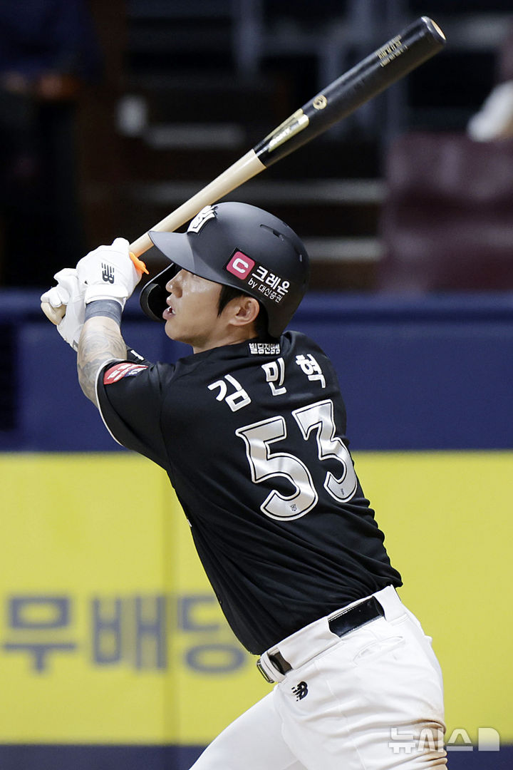 [서울=뉴시스] 최동준 기자 = 23일 서울 구로구 고척스카이돔에서 열린 2025 KBO리그 kt 위즈와 키움 히어로즈의 경기, 6회초 2사 만루 상황 kt 김민혁이 3타점 적시타를 치고 있다. 2025.05.23. photocdj@newsis.com
