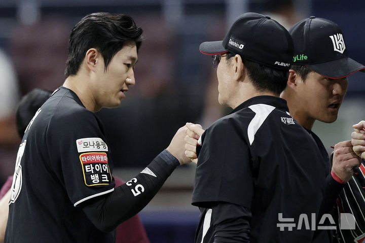 [서울=뉴시스] 최동준 기자 = 23일 서울 구로구 고척스카이돔에서 열린 2025 KBO리그 kt 위즈와 키움 히어로즈의 경기, 7-5로 승리한 kt 이강철 감독이 역전 결승타를 친 김민혁과 하이파이브하고 있다. 2025.05.23. photocdj@newsis.com