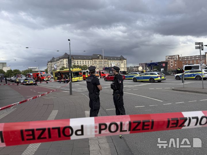 [함부르크=AP/뉴시스] 23일(현지 시간) 독일 함부르크 중앙역 흉기 난동 현장 인근에서 경찰이 통제 작업을 벌이고 있다. 2025.05.23.