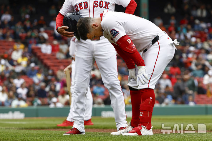 [보스턴=AP/뉴시스] 보스턴 레드삭스의 알렉스 브레그먼이 24일(한국 시간) 미국 매사추세츠주 보스턴의 펜웨이 파크에서 벌어진 볼티모어 오리올스와의 경기에서 5회 허벅지 통증을 호소하고 있다. 2025.05.24