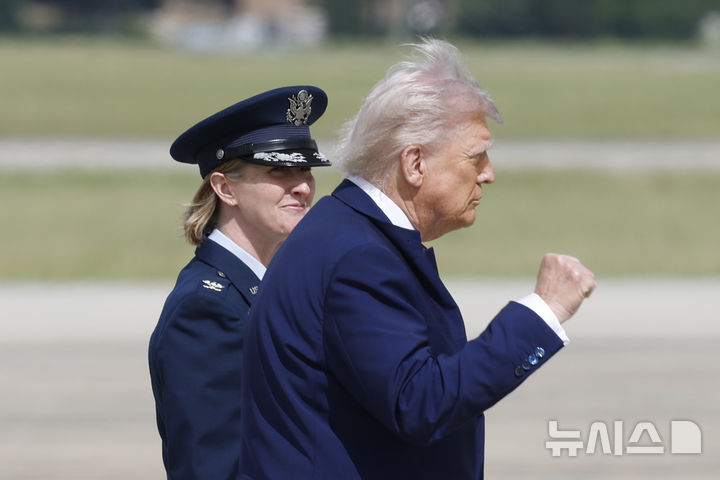 [앤드루스 공군기지=AP/뉴시스]도널드 트럼프 미 대통령이 지난 23일(현지시각) 앤드루스 공군기지에서 전용 헬기에서 내려 전용기에 탑승하러 이동하고 있다. 2025.5.30. 