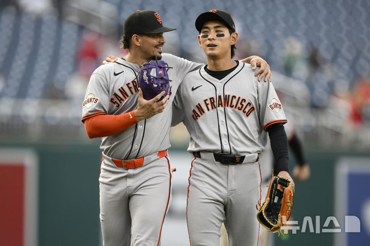 [워싱턴=AP/뉴시스] 샌프란시스코 자이언츠의 이정후(오른쪽)가 23일(현지 시간) 워싱턴 내셔널스 파크에서 열리는 2025 메이저리그 워싱턴 내셔널스와의 경기를 앞두고 윌리 아다메스와 더그아웃으로 향하며 얘기를 나누고 있다. 이정후는 3타수 2안타 2득점 1볼넷을 기록했고 팀은 4-0으로 승리했다. 2025.05.24.