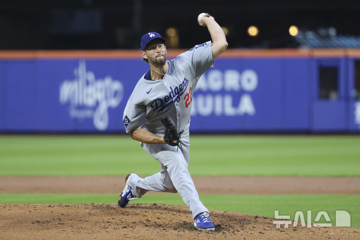 [뉴욕=AP/뉴시스] 미국 메이저리그(MLB) LA 다저스의 클레이튼 커쇼가 24일(한국 시간) 미국 뉴욕 시티필드에서 열린 2025 MLB 뉴욕 메츠와의 경기에 선발 등판해 공을 던지고 있다. 2025.05.24.