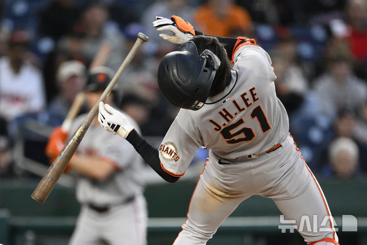 [워싱턴=AP/뉴시스] 샌프란시스코 자이언츠의 이정후가 23일(현지 시간) 워싱턴 내셔널스 파크에서 열리는 2025 메이저리그 워싱턴 내셔널스와의 경기에서 7회초 몸쪽 깊은 공을 피하고 있다. 이날 이정후는 3타수 2안타 2득점 1볼넷을 기록했고 팀은 4-0으로 승리했다. 2025.05.24.