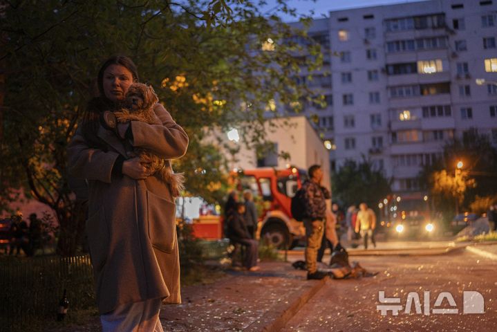 [키이우=AP/뉴시스] 24일(현지 시간) 우크라이나 키이우에서 러시아군 공습을 피해 주민들이 대피해 있다. 2025.05.24.