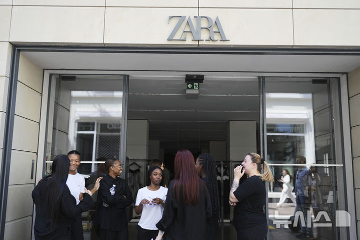 [칸=AP/뉴시스]프랑스 남부 칸에 24일(현지 시간) 대규모 정전이 발생, 한 상점 직원들이 출입문 밖에 나와 있다. 2025.05.25.