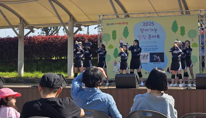 [양산=뉴시스] 찾아가는 힐링 콧서트가 열리고 있다. (사진=양산시 제공) 2025.05.24. photo@newsis.com *재판매 및 DB 금지