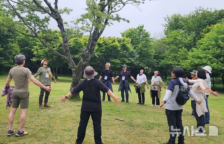 [제주=뉴시스] 제주도와 제주심뇌혈관질환예방관리사업지원단이 함께 운영 중인 직장인 대상 올해 '산림치유학교'가 한라생태숲에서 진행되는 모습. (사진=제주도 제공) 2025.05.24. photo@newsis.com *재판매 및 DB 금지