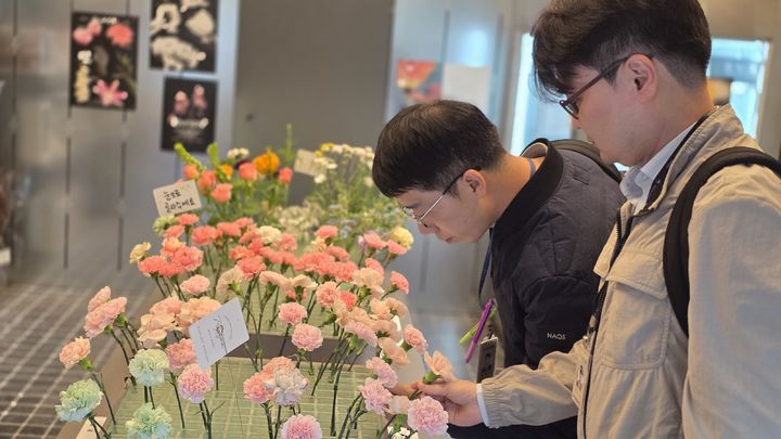 [세종=뉴시스] 국립농산물품질관리원은 전국 화훼유통업체를 대상으로 원산지 표시 점검을 진행한 결과 총 72개소, 73건의 위반 사례를 적발했다고 25일 밝혔다. 사진은 농관원 관계자가 원산지 표시 점검을 진행하고 있는 모습. (사진=농관원 제공) 2025.05.24. photo@newsis.com *재판매 및 DB 금지