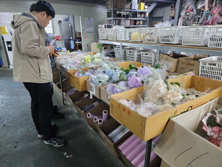 [세종=뉴시스] 국립농산물품질관리원은 전국 화훼유통업체를 대상으로 원산지 표시 점검을 진행한 결과 총 72개소, 73건의 위반 사례를 적발했다고 25일 밝혔다. 사진은 농관원 관계자가 원산지 표시 점검을 진행하고 있는 모습. (사진=농관원 제공) 2025.05.24. photo@newsis.com *재판매 및 DB 금지