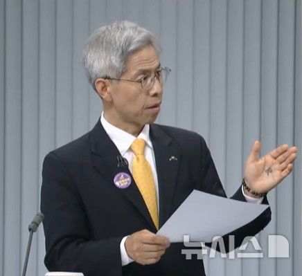 [서울=뉴시스]손바닥에 '민(民)' 쓰고 토론회 참석한 권영국 민주노동당 대선 후보 (사진 = TV토론회 캡처)