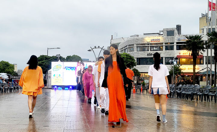 [영주=뉴시스] 제주시 동문시장 탐라문화광장에서 열린 '영주풍기인견 제주페스티벌'에서 패션쇼가 열리고 있다. (사진=영주시 제공) 2025.05.24. photo@newsis.com  *재판매 및 DB 금지