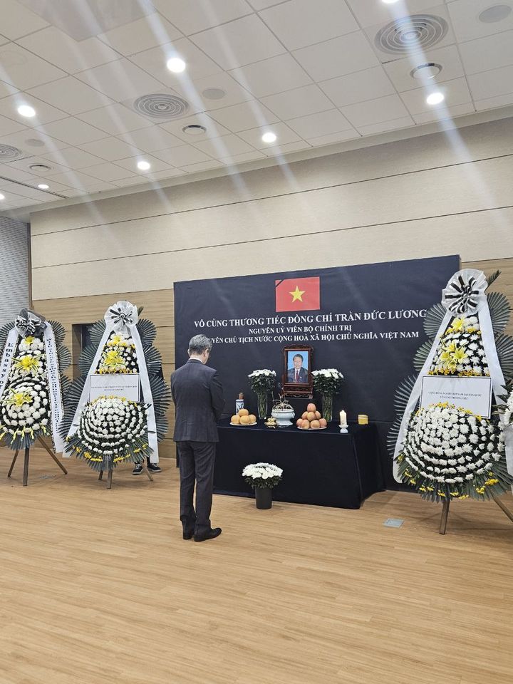 [서울=뉴시스]김홍균 외교부 1차관이 24일 주한 베트남 대사관을 방문해 지난 20일 별세한 쩐 득 르엉 전 베트남 국가주석을 조문한 모습. (사진=외교부 제공) 2025.05.24. *재판매 및 DB 금지