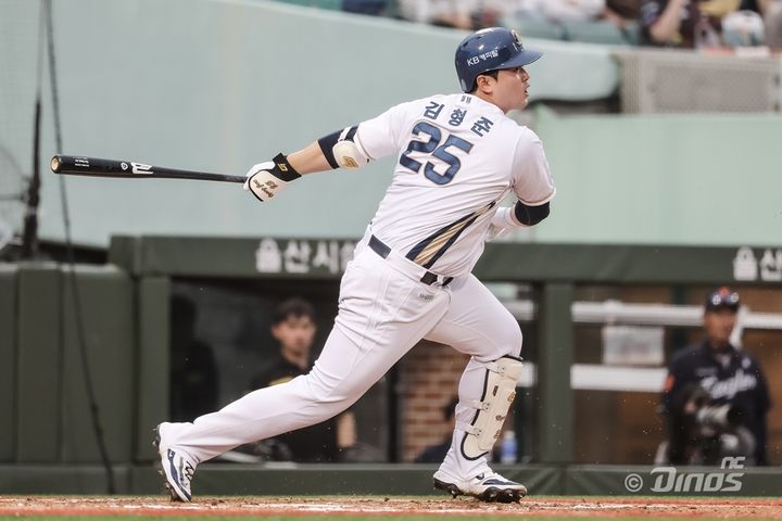 [서울=뉴시스] 프로야구 NC 다이노스 김형준이 15일 인천 SSG랜더스필드에서 열린 2025 신한 쏠뱅크 KBO리그 SSG 랜더스와의 경기에서 안타를 치고 있다. (사진=NC 다이노스 제공) 2025.05.15. *재판매 및 DB 금지
