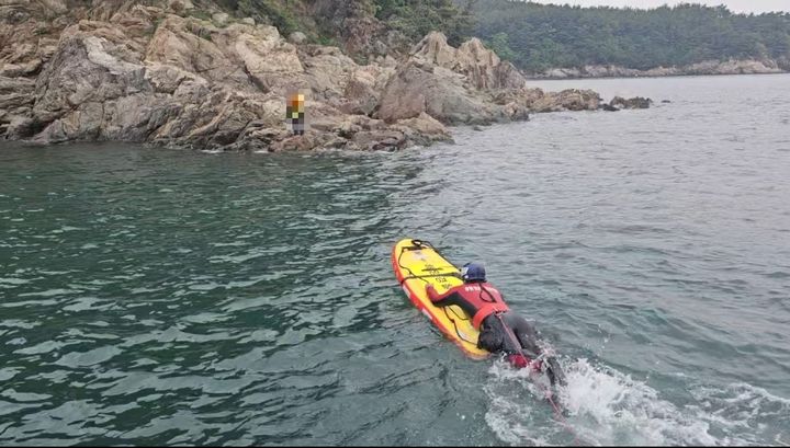[태안=뉴시스] 태안해경이 24일 낮 12시38분께 근흥면 부억도 갯바위에 고립된 A씨 일행을 구조하기 위해 동력구조보드를 타고 이동하고 있다. (사진=태안해양경찰서 제공) 2025.05.24. photo@newsis.com *재판매 및 DB 금지