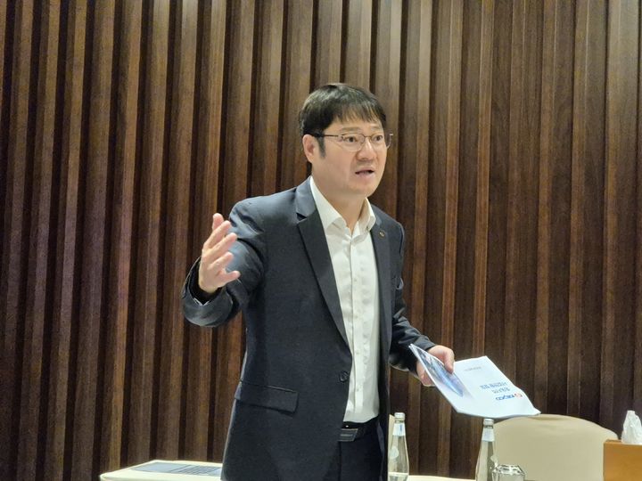 [리야드=뉴시스]이광호 한전 중동지사장이 중동지역 사업현황을 발표하고 있다. (사진=산업통상자원부 공동취재단 제공) *재판매 및 DB 금지