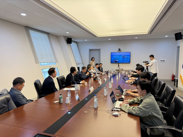 [아부다비=뉴시스]한전이 UAE 사업 현황에 대해 발표하고 있다. (사진=산업통상자원부 공동취재단 제공) *재판매 및 DB 금지