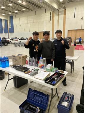 자가정비 종목에 출전해 금상을 수상한 자동차과 권대한·류석호 학생과 은상을 수상한 이도겸 학생이 기념 사진을 촬영하고 있다. *재판매 및 DB 금지