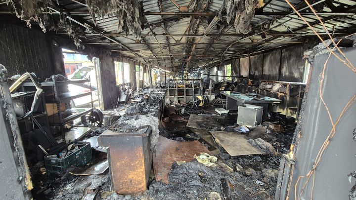 [김제=뉴시스] 24일 오후 3시7분께 전북 김제시 백산면의 한 자동차 공업사 창고에서 불이 나 내부가 소실돼있다. (사진=전북도소방본부 제공) 2025.05.24. photo@newsis.com *재판매 및 DB 금지