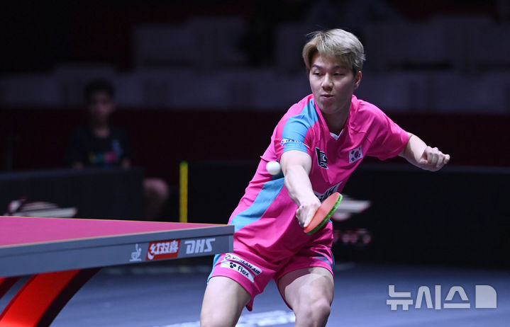 [도하(카타르)=뉴시스] 사진공동취재단 = 안재현이 지난 5월23일(현지 시간) 카타르 도하 루사일 아레나에서 열린 2025 국제탁구연맹(ITTF) 세계선수권대회 남자단식 8강 브라질 휴고 칼데라노와 경기를 펼치고 있다. 2025.05.24. photo@newsis.com