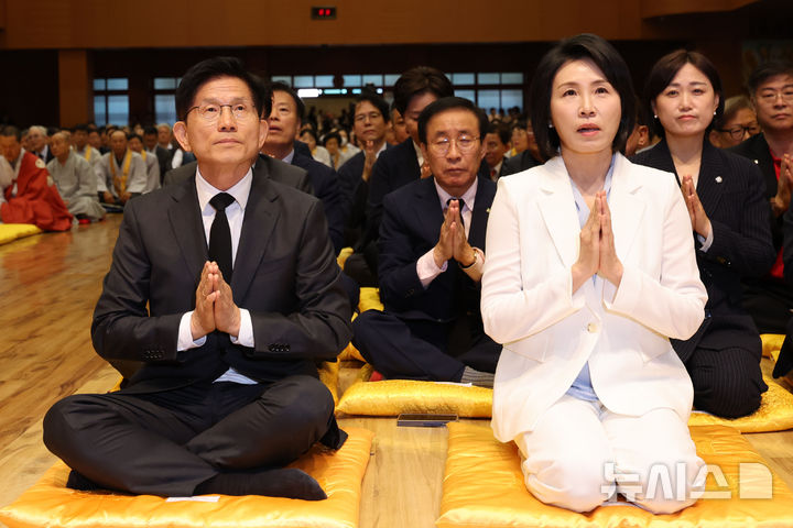 [단양=뉴시스] 권창회 기자 = 김문수(왼쪽) 국민의힘 대선 후보와 이재명 더불어민주당 대선후보 배우자 김혜경 여사가 24일 충북 단양군 구인사에서 열린 상월원각대조사 제51주기 열반대제에 참석해 합장을 하고 있다. 2025.05.24. kch0523@newsis.com