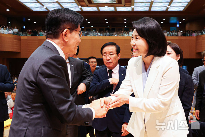 [단양=뉴시스] 권창회 기자 = 김문수 국민의힘 대선 후보가 24일 오전 충북 단양군 구인사에서 열린 상월원각대조사 제51주기 열반대제에 참석해 이재명 더불어민주당 대선후보 배우자 김혜경 여사와 인사하고 있다. 2025.05.24. kch0523@newsis.com