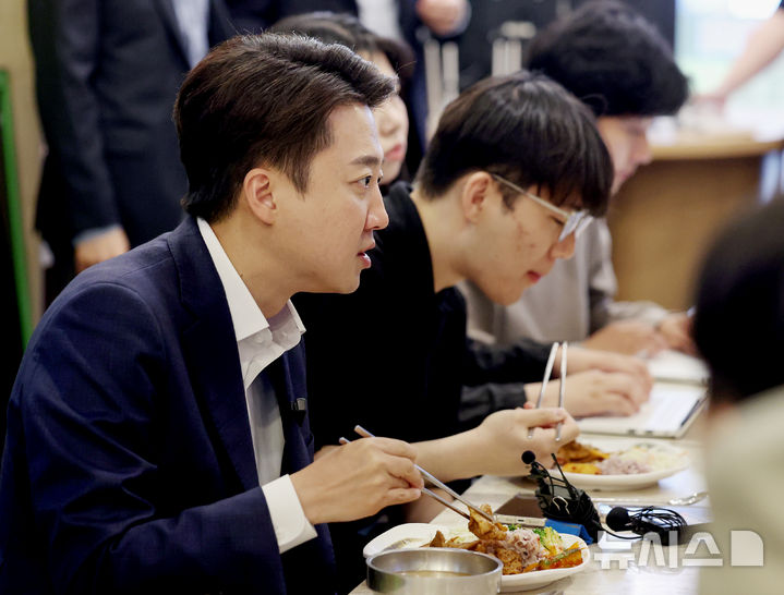 [서울=뉴시스] 김진아 기자 = 이준석 개혁신당 대선 후보가 24일 서울 동작구 한 한식 뷔페에서 공시생들과 식사를 하며 대화하고 있다. 2025.05.24. bluesoda@newsis.com