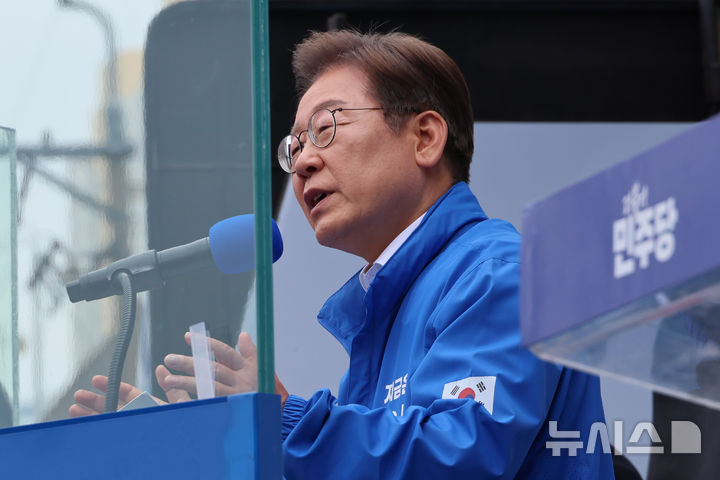 [부천=뉴시스] 조성봉 기자 = 이재명 더불어민주당 대통령 후보가 24일 오후 경기도 부천시 부천역 북부광장에서  열린 유세에서 시민들에게 지지를 호소하고 있다.(공동취재) 2025.05.24. photo@newsis.com