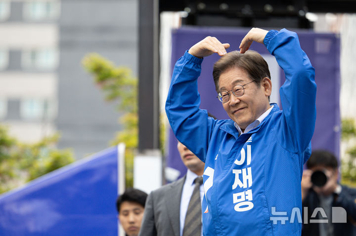 [시흥=뉴시스] 조성봉 기자 =이재명 더불어민주당 대통령 후보가 24일 오후 경기도 시흥시 배곧아브뉴프랑센트럴광장에서 열린 유세를 마친 후 시민들에게 인사하고 있다. (공동취재) 2025.05.24. photo@newsis.com