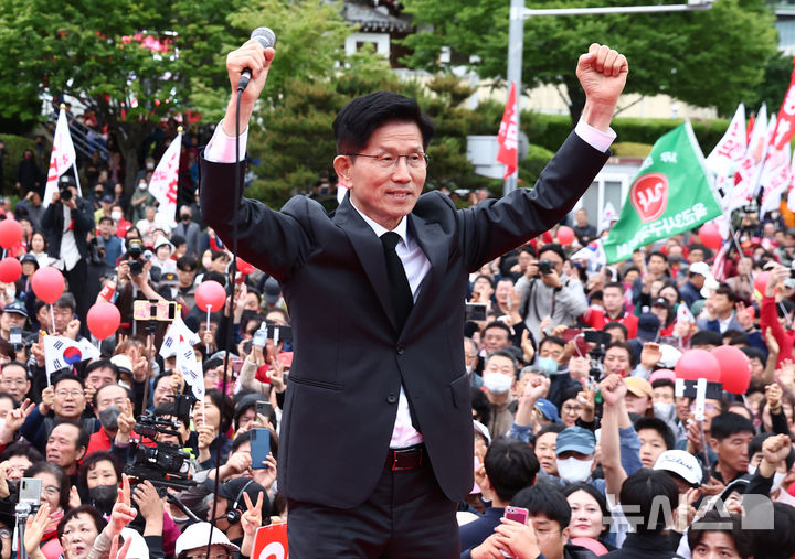 [구미=뉴시스] 권창회 기자 = 김문수 국민의힘 대선 후보가 24일 경북 구미시 박정희 전 대통령 생가 인근에서 열린 유세에서 연설을 마친 뒤 양손을 들어보이고 있다. (공동취재) 2025.05.24. photo@newsis.com